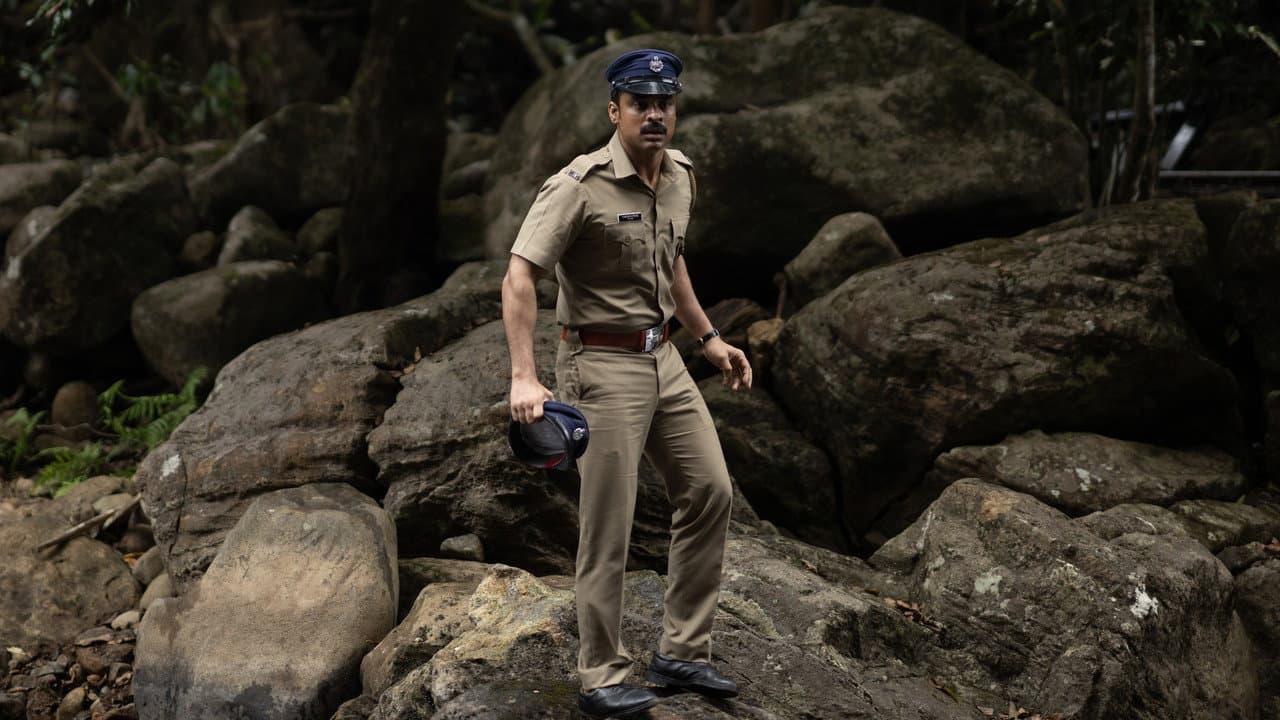 Narivetta Movie Review: A Compelling Thriller? still 5